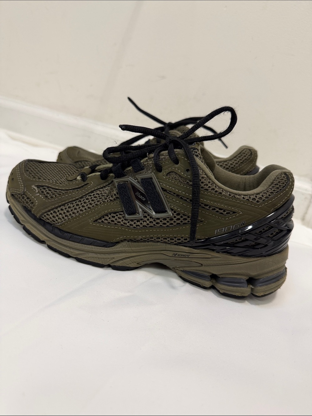 NEW BALANCE UNISEX SHOES SIZE 7.5 MENS AND WOMENS SIZE 9!!